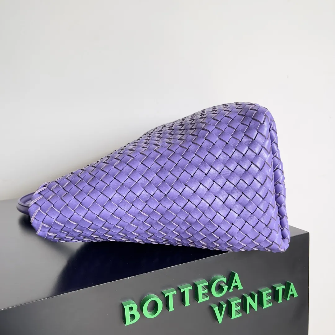 Batch 2860 Classic returns... (large size 51cm) • Cabat, born in 2001, is one of the most iconic styles of the Bottega Veneta workshop. The whole bag is made of top-grade imported lambskin. There is no exposed logo on the whole bag, but with the classic wide woven elements, you can tell who it belongs to at a glance! Can be carried on one shoulder, very practical! Style number: 608811 Size: 51*18*28